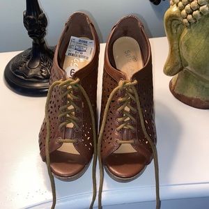 MINT never worn 🤩 Brown fake leather tie up wedges